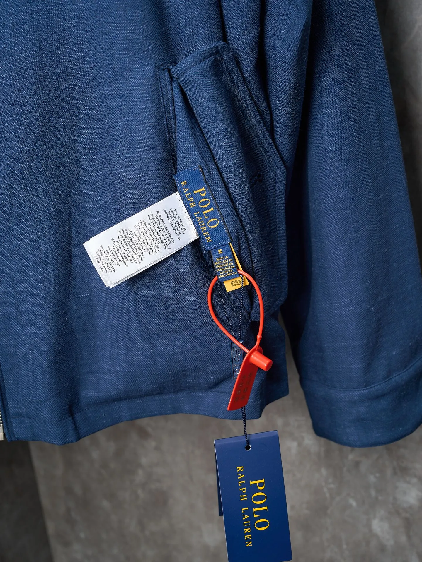 P590 Actual auction] Ralph Lauren/Ralph Lauren Pony logo embroidered reversible jacket [Ready stock] S M L Like the pocket watch gear of an old-school gentleman. The other side is made of matte moiré taffeta, which brings a sense of relaxation. Casual and casual gene. Exquisite pony logo embellishes it. It is highly recognizable. The classic stand-up collar is closed with three hidden buckle tabs. Simplicity controls complexity. The design philosophy hidden in the details. Double-sided style. Hide old money and relaxation in one garment. Imported machine embroidery technology is used. Advanced computer control system and precise mechanical components are used to realize the iconic pony embroidery operation. High precision. Smooth and delicate lines. Template machine bag opening. Preset templates guide the position, shape and size of the bag. Accuracy ensures the quality of the bag opening effect. Ergonomic three-dimensional tailoring. Return to traditional craftsmanship. Through segmentation, folding, shrinking and stretching techniques. The so-called slow work produces fine work, which is respect for the material. The pursuit of feel. The workmanship is complex and tedious. Slow aging and high loss. The fabrics have been washed and have a better hand feel. Not easy to deform and not easy to shrink. Not easy to fade, maintain long-term beauty, and fit well.